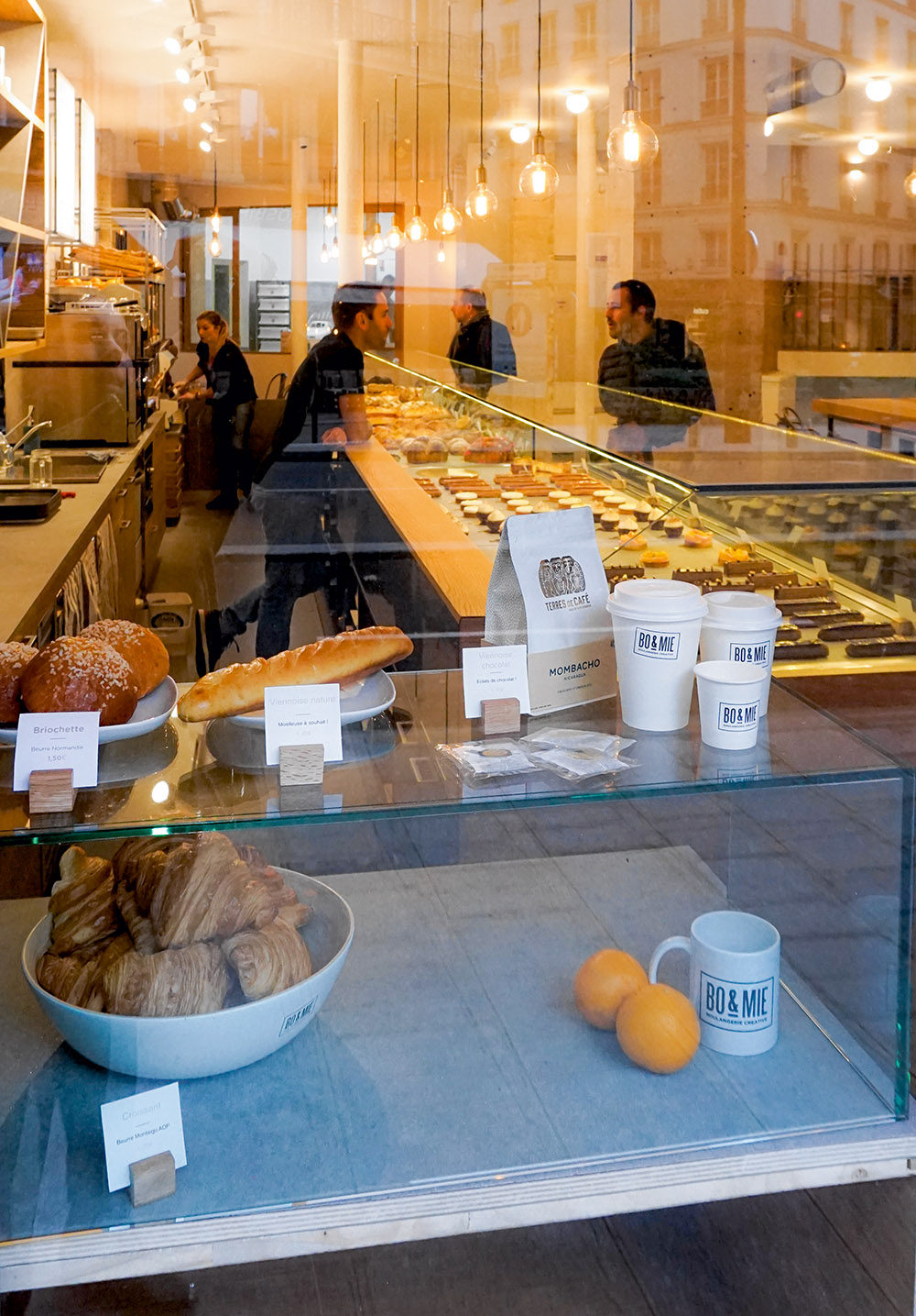 BO&MIE propose du pain  et des pâtisseries traditionnelles revisitées par des chefs boulangers  et pâtissiers issus de palaces parisiens. 